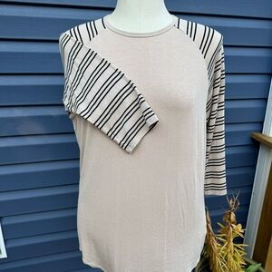 EUC LuLaRoe Randy Women’s Size L 3/4 black striped sleeve Shirt Top solid body